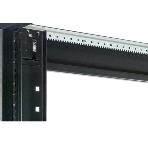 Шкаф NetShelter SX 42U 600х1070мм, с боковыми панелями, черный
