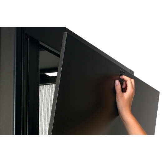 Шкаф NetShelter SX 42U 600х1070мм, с боковыми панелями, черный