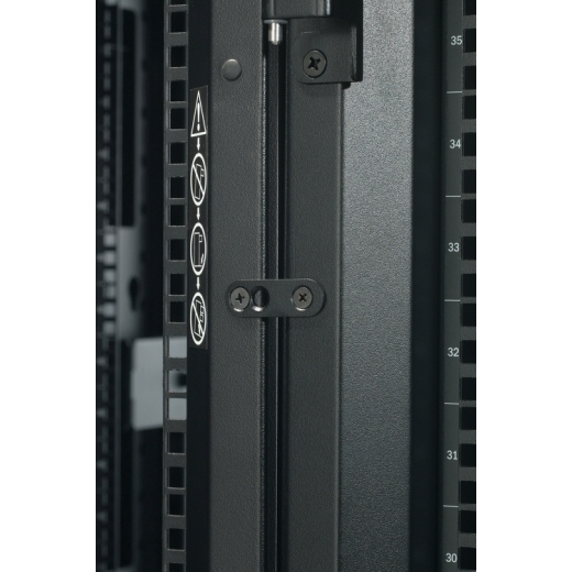 Шкаф NetShelter SX 42U 600х1070мм, с боковыми панелями, черный
