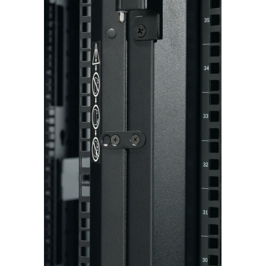 Шкаф NetShelter SX 42U 600х1070мм, с боковыми панелями, черный