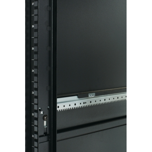 Шкаф NetShelter SX 42U 600х1070мм, с боковыми панелями, черный