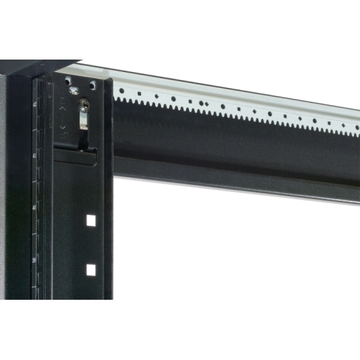 Шкаф NetShelter SX 42U 600х1070мм, с боковыми панелями, черный