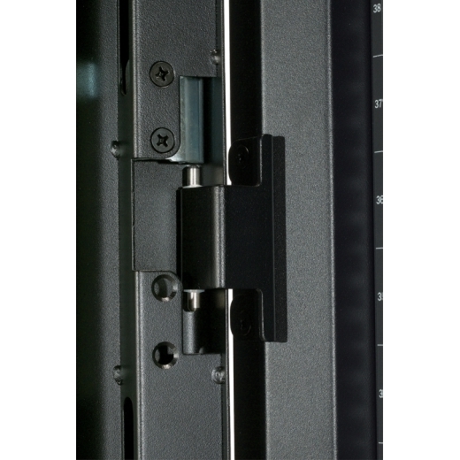 Шкаф NetShelter SX 42U 600х1070мм, с боковыми панелями, черный