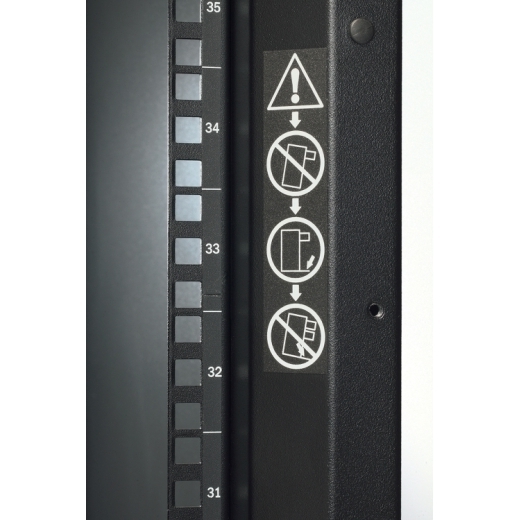 Шкаф NetShelter SX 42U 600х1070мм, с боковыми панелями, черный