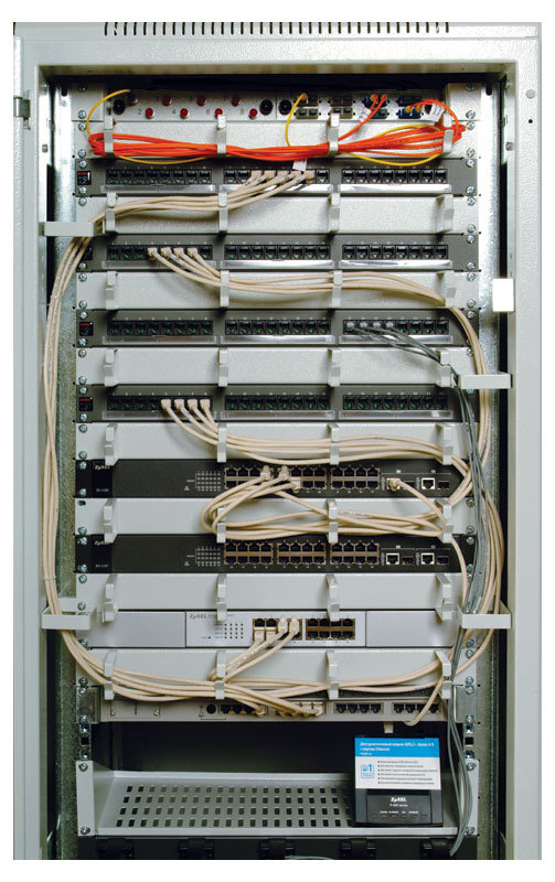 Шкаф телекоммуникационный напольный 18U (600x800) дверь перфорированная (ЦМО)